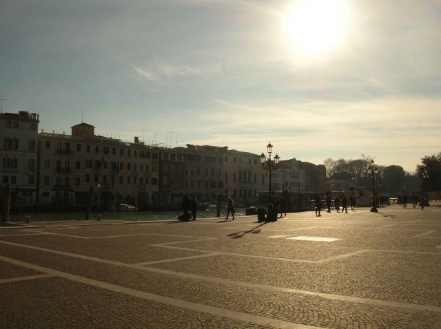 Vue du quai en attente du vaporetto à Venise