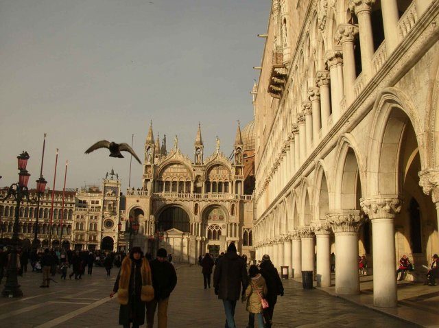 Photos de la place saint marc sur le cote a Venise