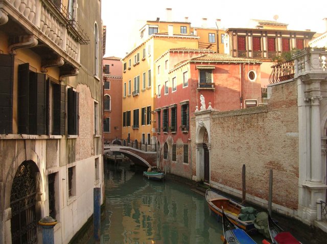 vue d'un petit canal de Venise